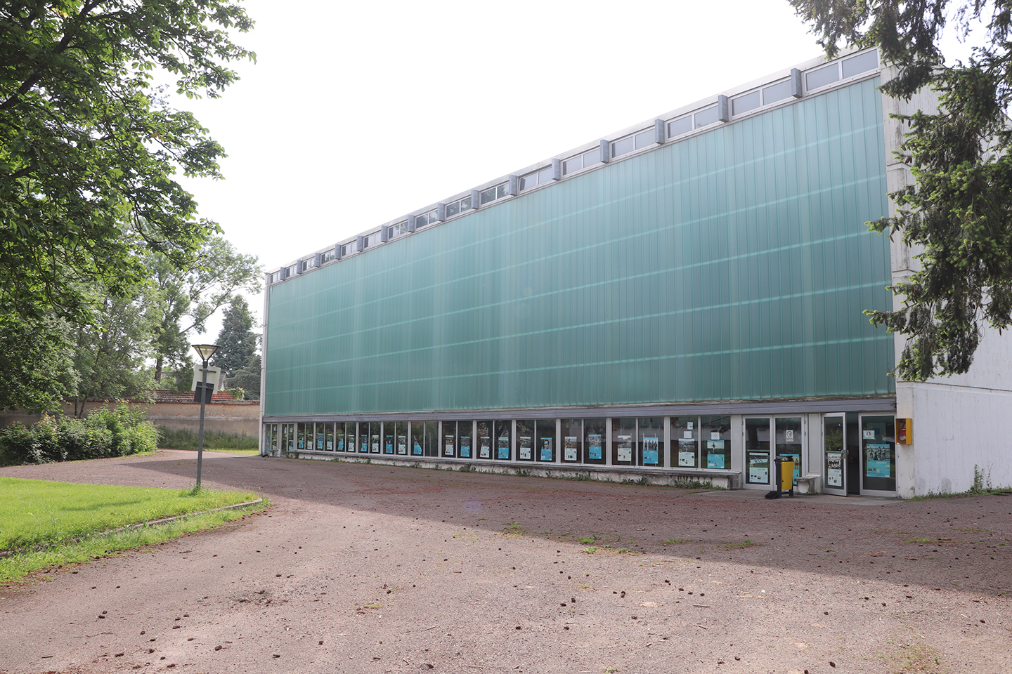 photo de l'exterieur du gymnase du lycee jean monnet